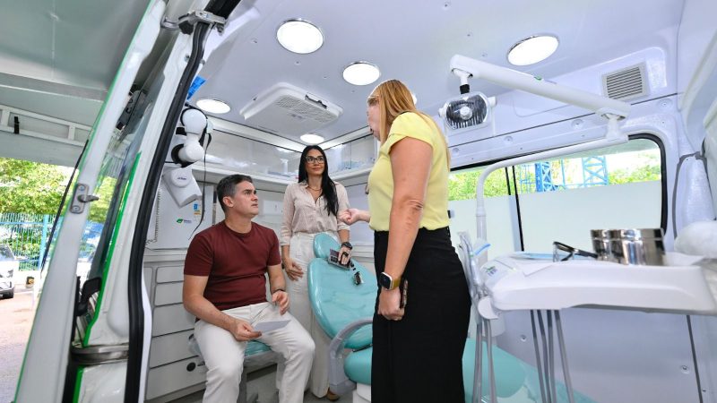 Prefeito David Almeida entrega primeira unidade odontológica móvel da Atenção Primária e amplia atendimento a populações vulneráveis em Manaus