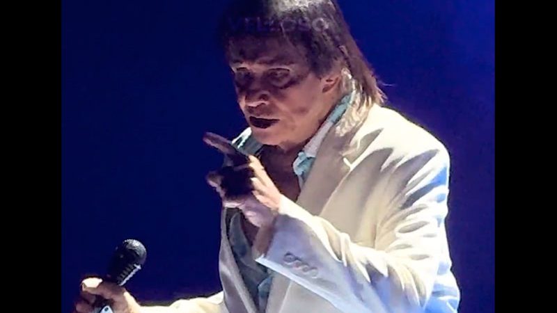 Roberto Carlos dá bronca em fotógrafos durante show: ‘Vou mandar tirar’
