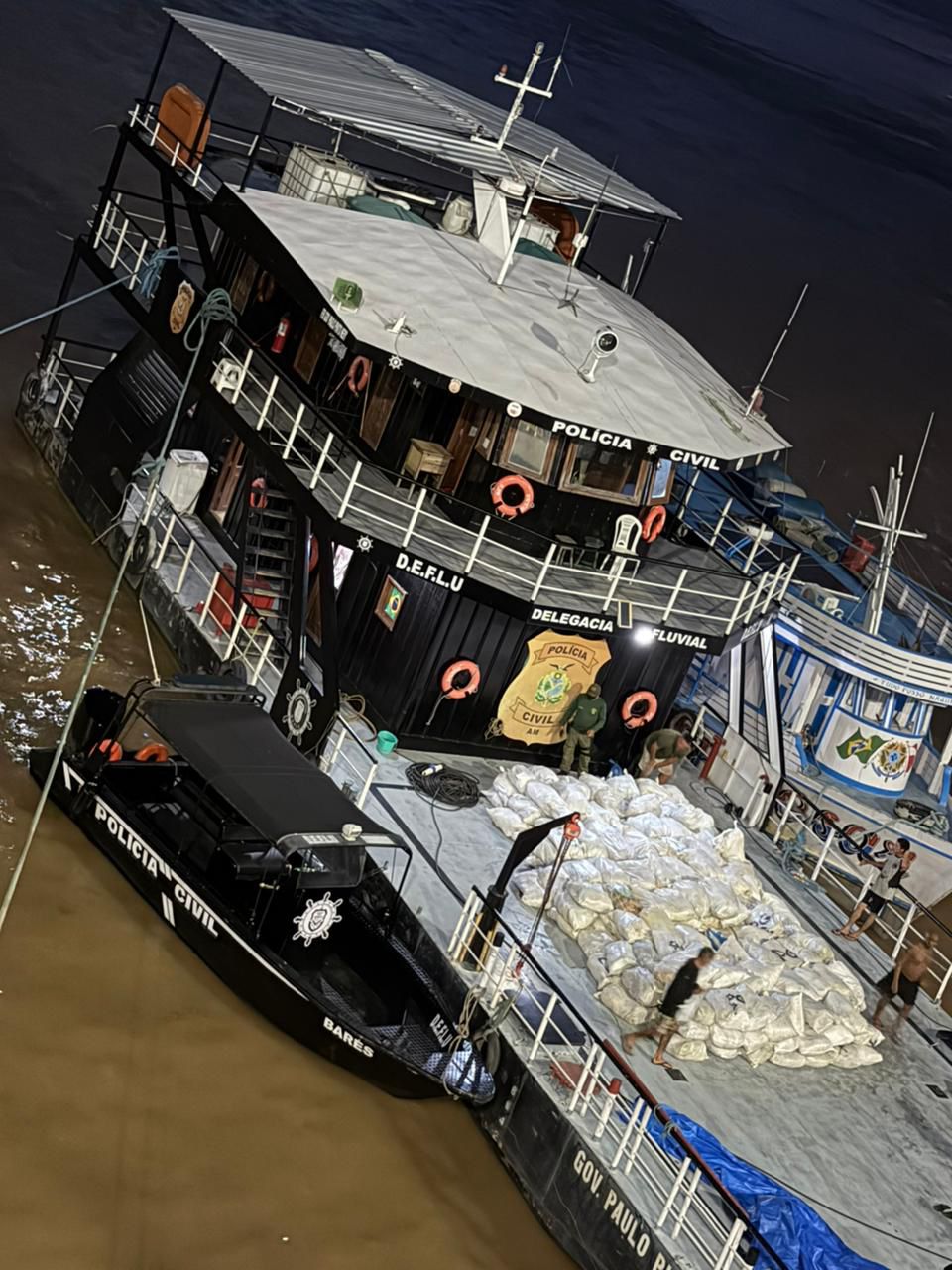 Base Paulo Pinto Nery: PC-AM apreende 12 toneladas de pirarucu seco em embarcação próximo à Itacoatiara