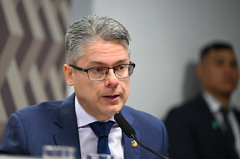 Senador pede investigação sobre ministro do TCU no caso do Banco Master