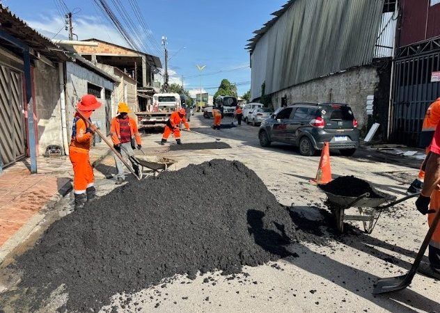 Prefeitura de Manaus trabalha em obra de recuperação asfáltica e muda visual de rua no bairro São José Operário