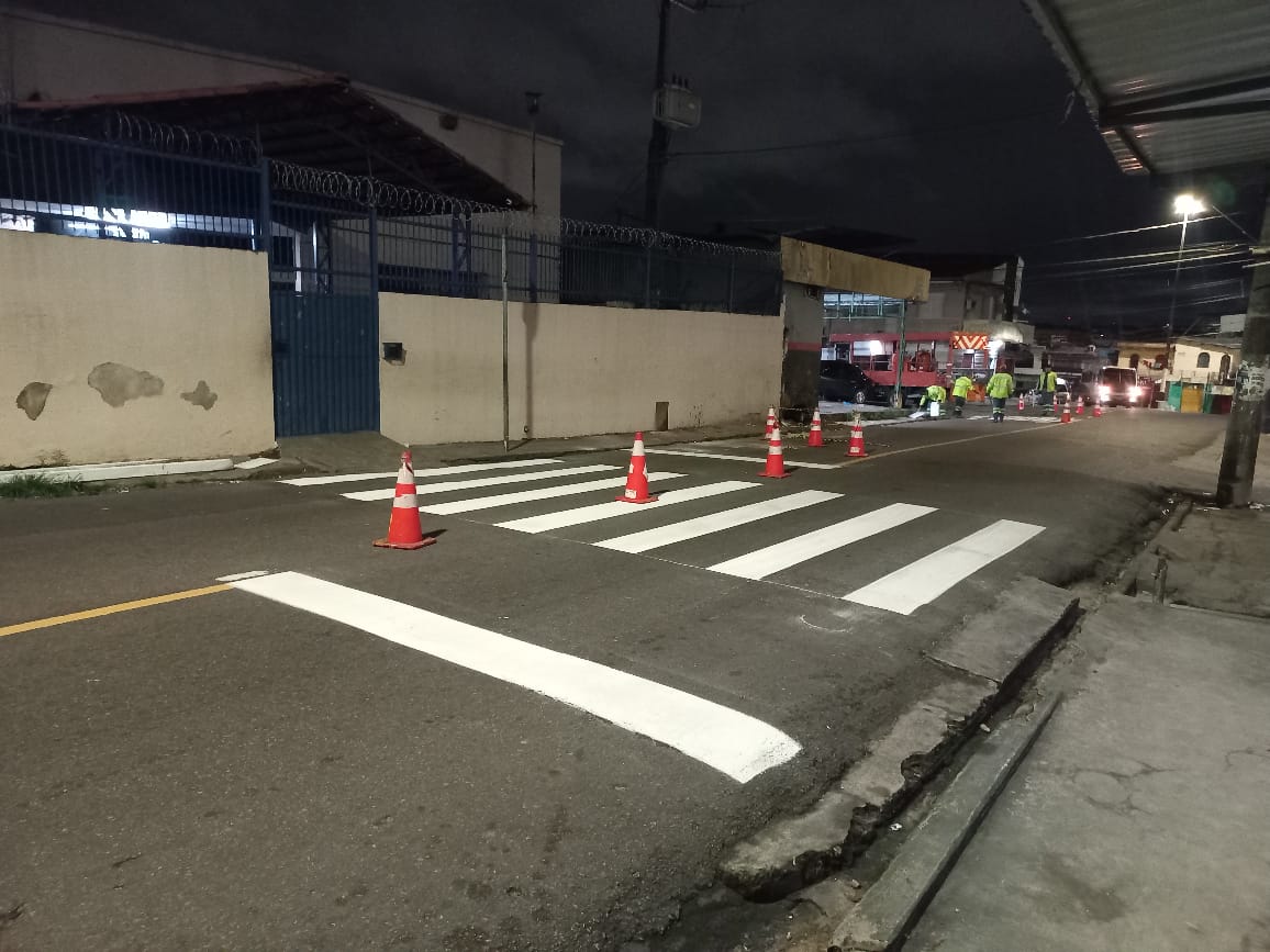 Prefeitura de Manaus reforça sinalização viária em frente a escolas e amplia segurança no trânsito