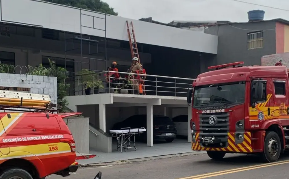 Trabalhador sofre descarga elétrica durante instalação de placas no Parque 10 em Manaus