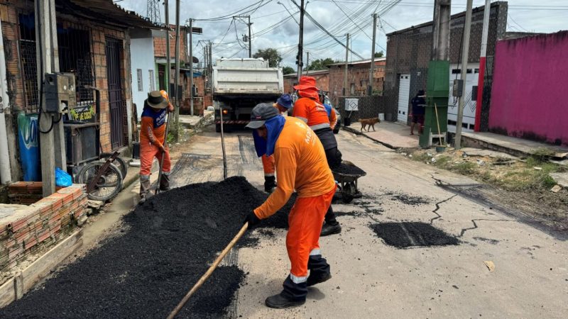 Via do bairro Jorge Teixeira recebe serviços de recuperação asfáltica da prefeitura