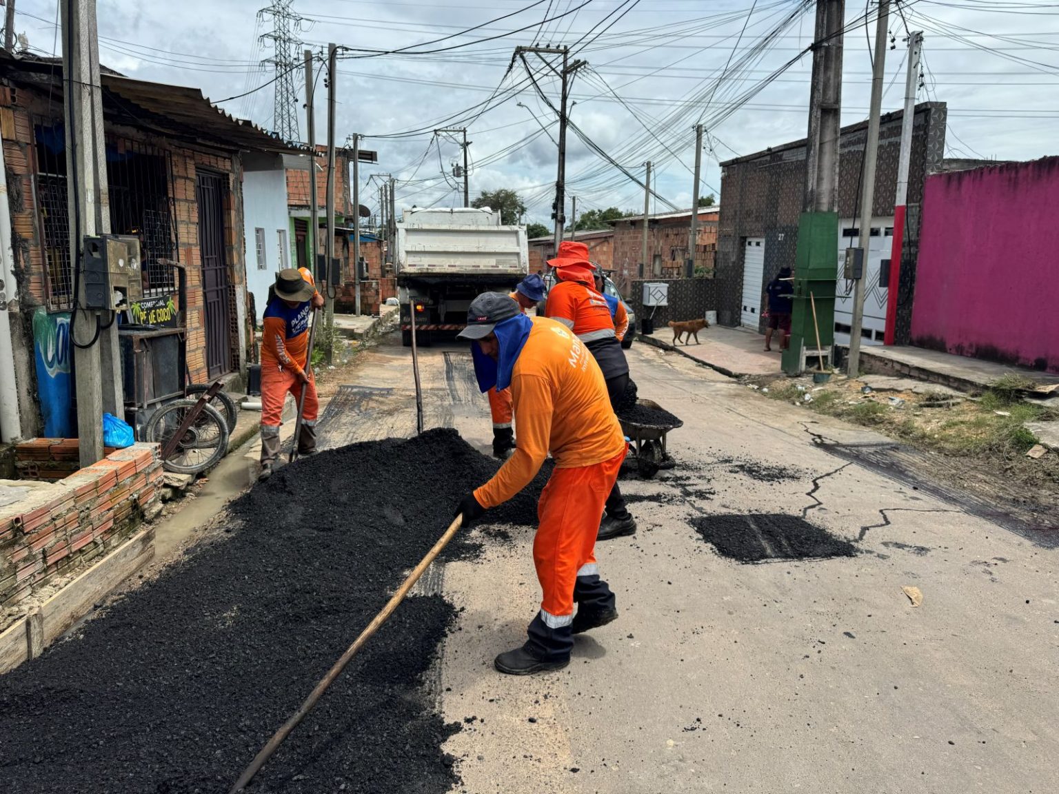 Via do bairro Jorge Teixeira recebe serviços de recuperação asfáltica da prefeitura
