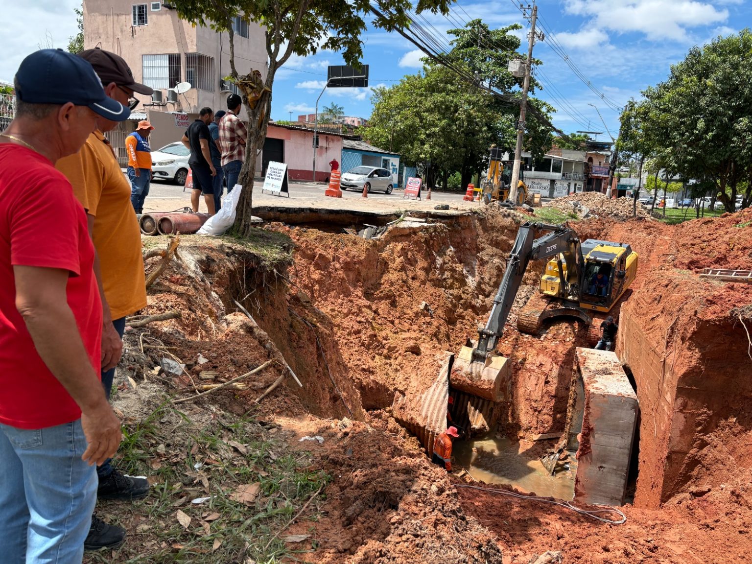 Prefeitura de Manaus mobiliza equipes e avança em obra estratégica de drenagem na avenida Brasil
