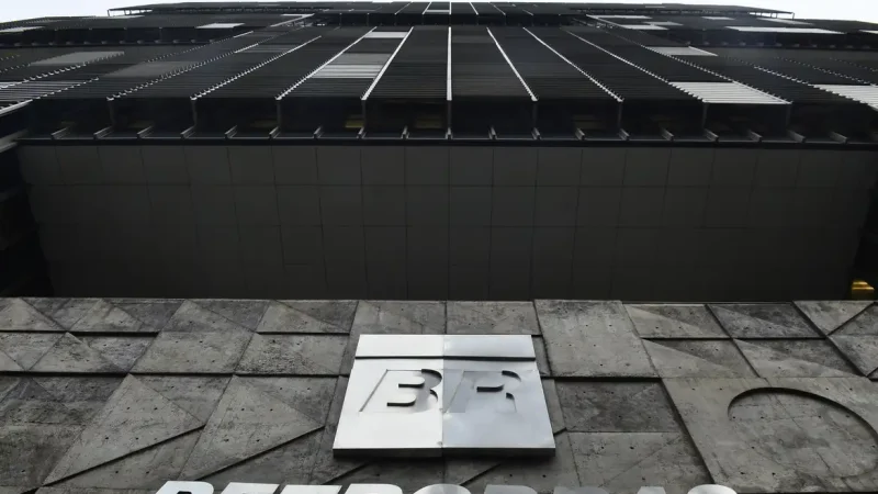 Petrobras reduz preço da gasolina em 5,2% a partir desta terça