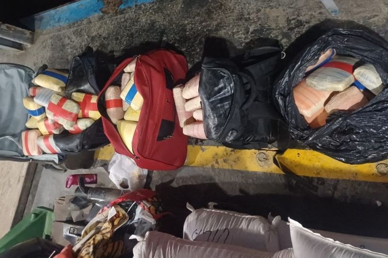 Cinco pessoas são presas por tráfico de drogas em embarcação em Manaus
