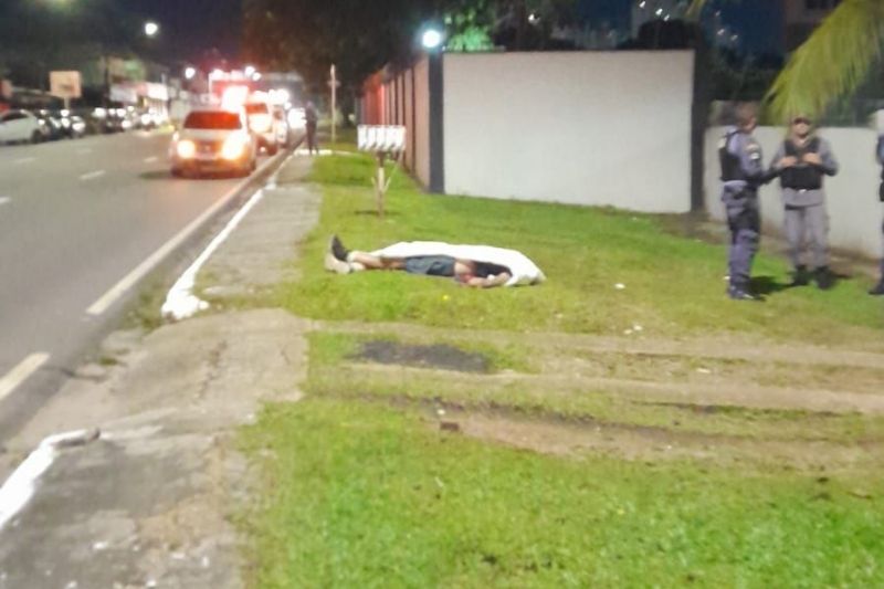Pedestre tropeça, cai e morre atropelado em avenida de Manaus