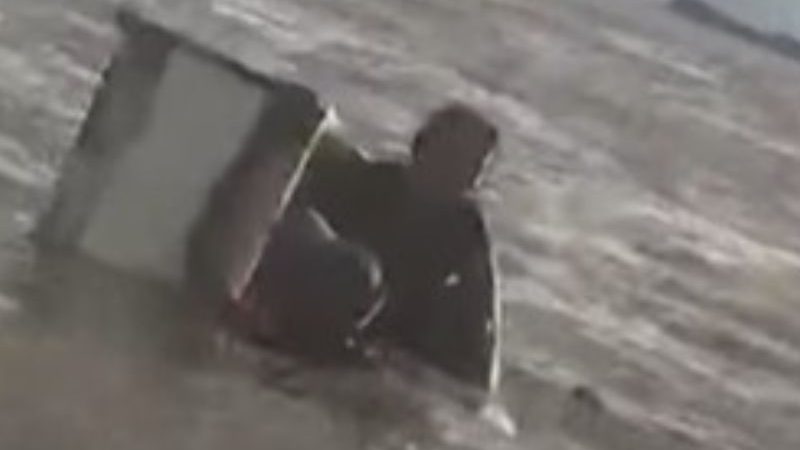 AM: Casal de pescadores sobrevive agarrado em casco de geladeira após canoa afundar