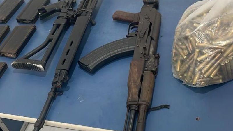 Jovem é preso com fuzis de guerra em barco no porto de cidade do Amazonas