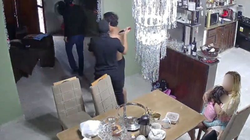 Família é feita refém durante assalto em Manaus; mulher e criança são ameaçadas pelos bandidos