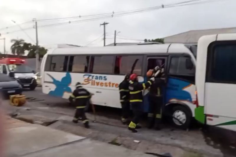 Micro-ônibus bate na traseira de outro em Manaus e 11 pessoas ficam feridas