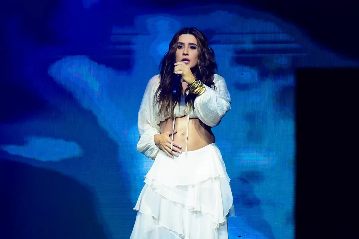 Lauana Prado anuncia gravidez durante show