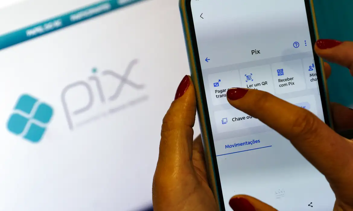 Receita Federal volta a negar taxação do Pix e alerta para golpes