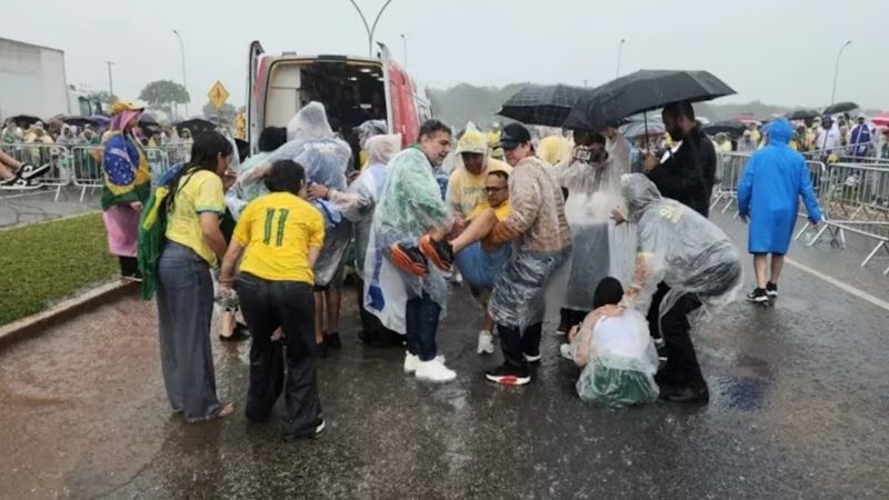 Quatro pessoas ainda estão internadas após queda de raio em ato de Nikolas