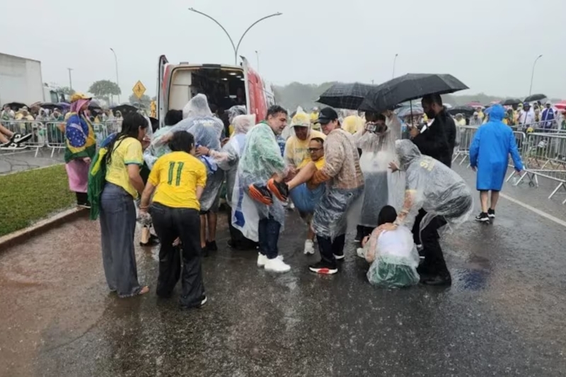 Quatro pessoas ainda estão internadas após queda de raio em ato de Nikolas