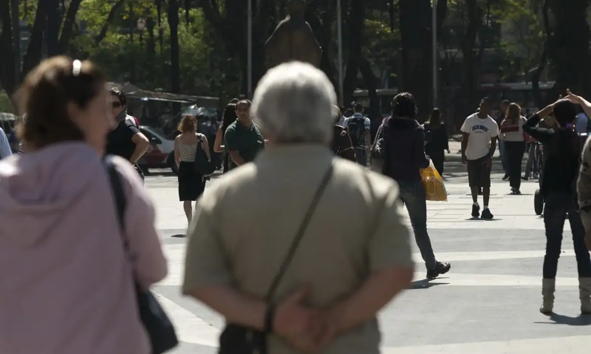 Primeira vara de atenção a idosos faz um ano e é referência no país