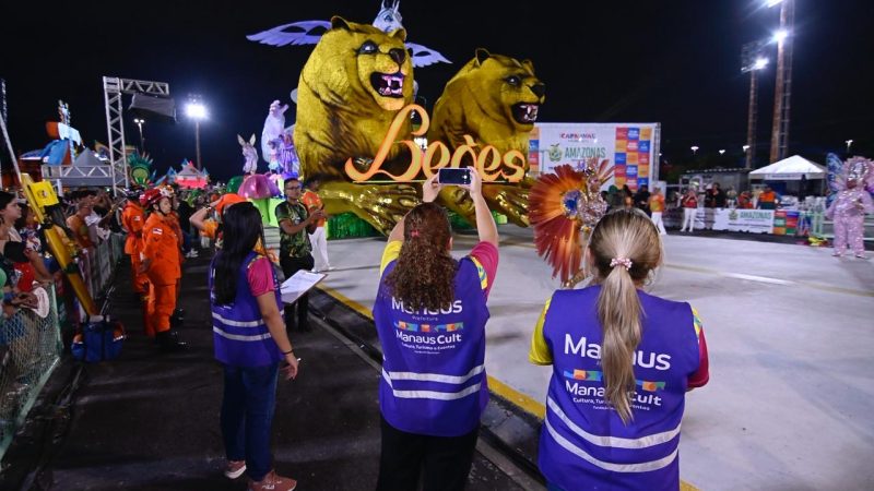 Prefeitura de Manaus acompanha segunda noite de desfiles e reforça investimentos no Carnaval e ações de proteção ao público
