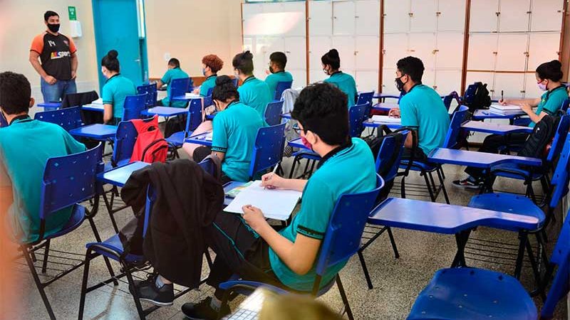 Brasil tem menor número de alunos no ensino médio em uma década