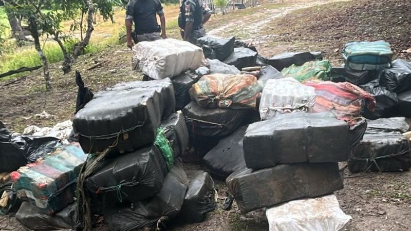 Quatro policiais militares são presos ao transportar drogas em viatura