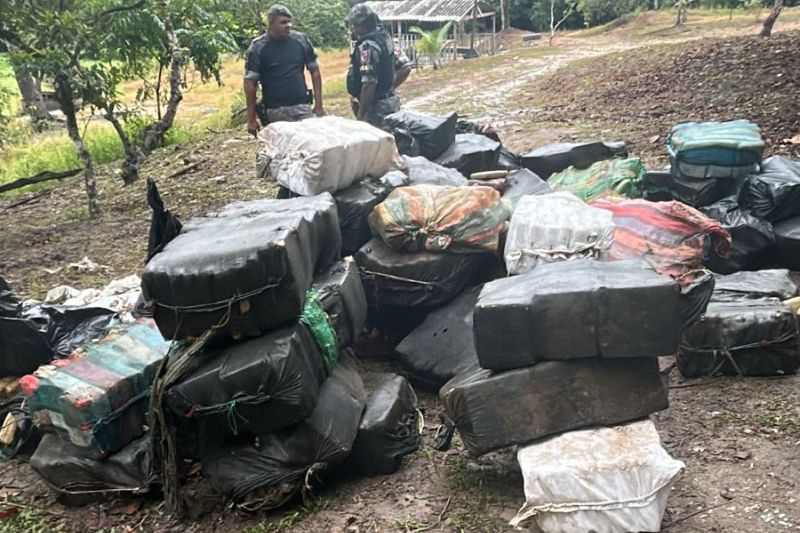 Quatro policiais militares são presos ao transportar drogas em viatura