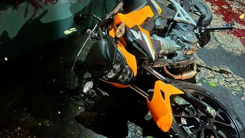 Casal em moto é atropelado por carro em Manaus; homem morre e mulher fica ferida