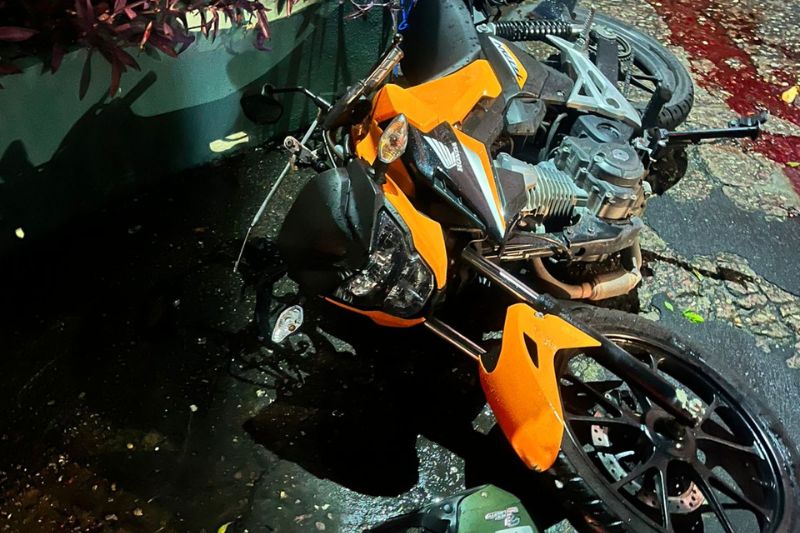Casal em moto é atropelado por carro em Manaus; homem morre e mulher fica ferida