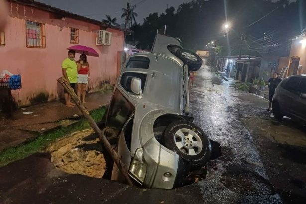 Picape é ‘engolida’ por cratera em Manaus; pai e filha escapam ilesos