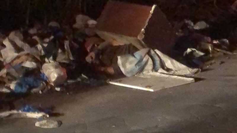 Corpo de homem amarrado e morto a tiros é encontrado em lixeira