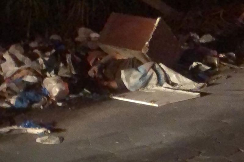 Corpo de homem amarrado e morto a tiros é encontrado em lixeira