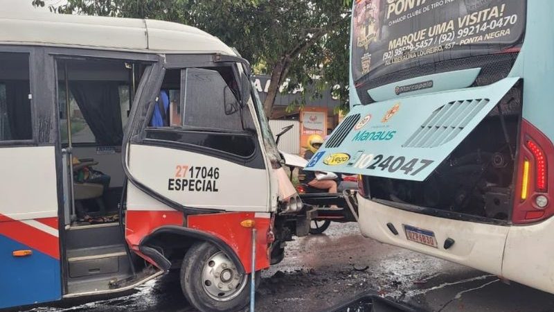 Dez passageiros ficam feridos em colisão entre ônibus em Manaus