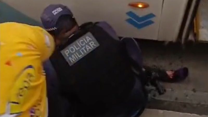 Mulher tem perna esmagada ao cair e ser atingida por ônibus
