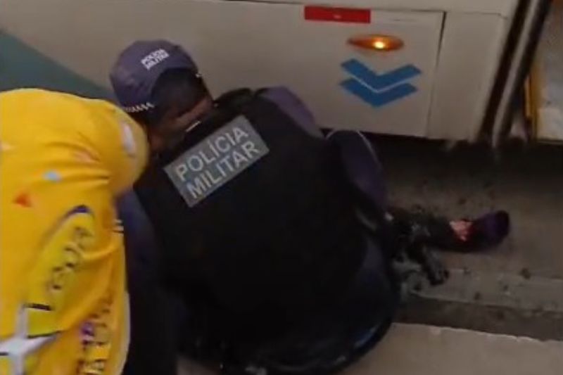 Mulher tem perna esmagada ao cair e ser atingida por ônibus
