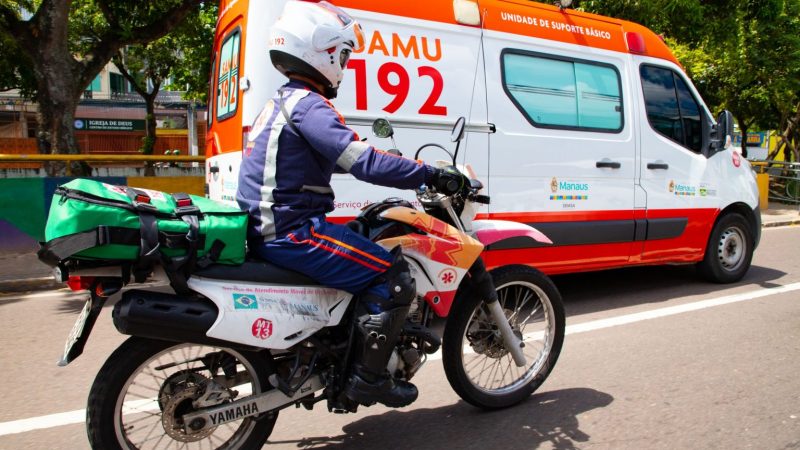 Dois jovens ficam feridos em colisão entre carro e moto na Zona Leste de Manaus