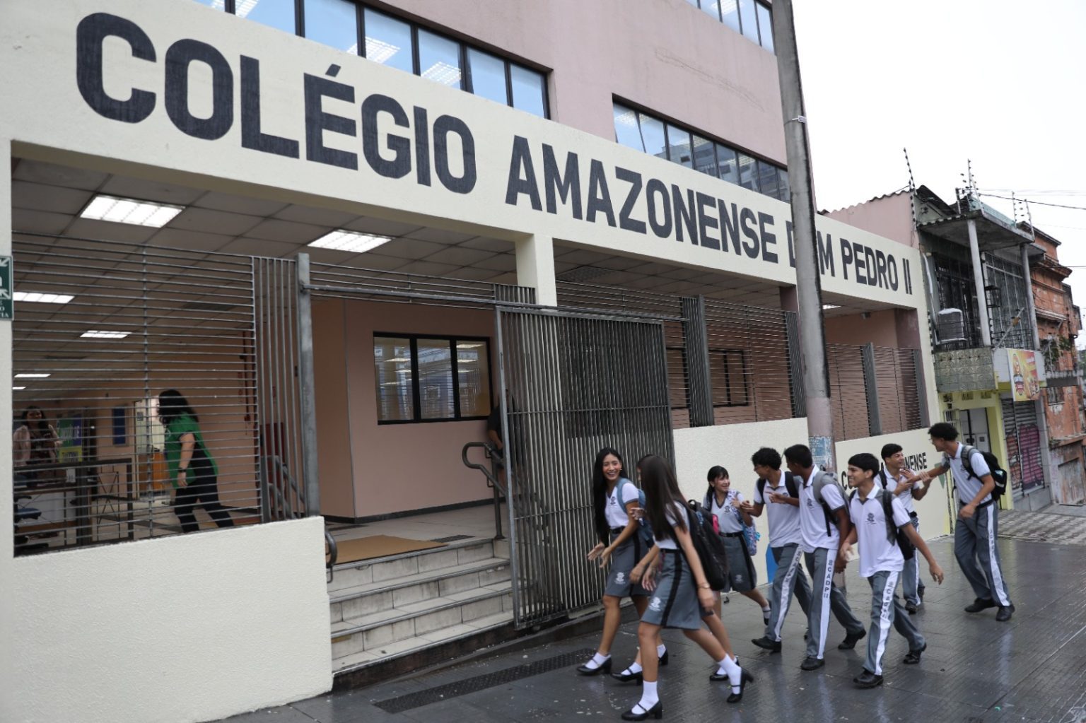 Alunos do Colégio Amazonense Dom Pedro II iniciam aulas em novo prédio