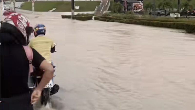 Forte chuva alaga Avenida das Torres e motoristas enfrentam transtornos em Manaus