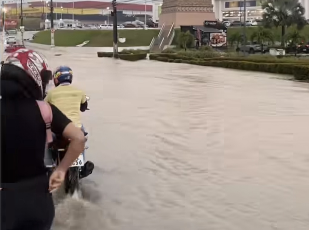 Forte chuva alaga Avenida das Torres e motoristas enfrentam transtornos em Manaus