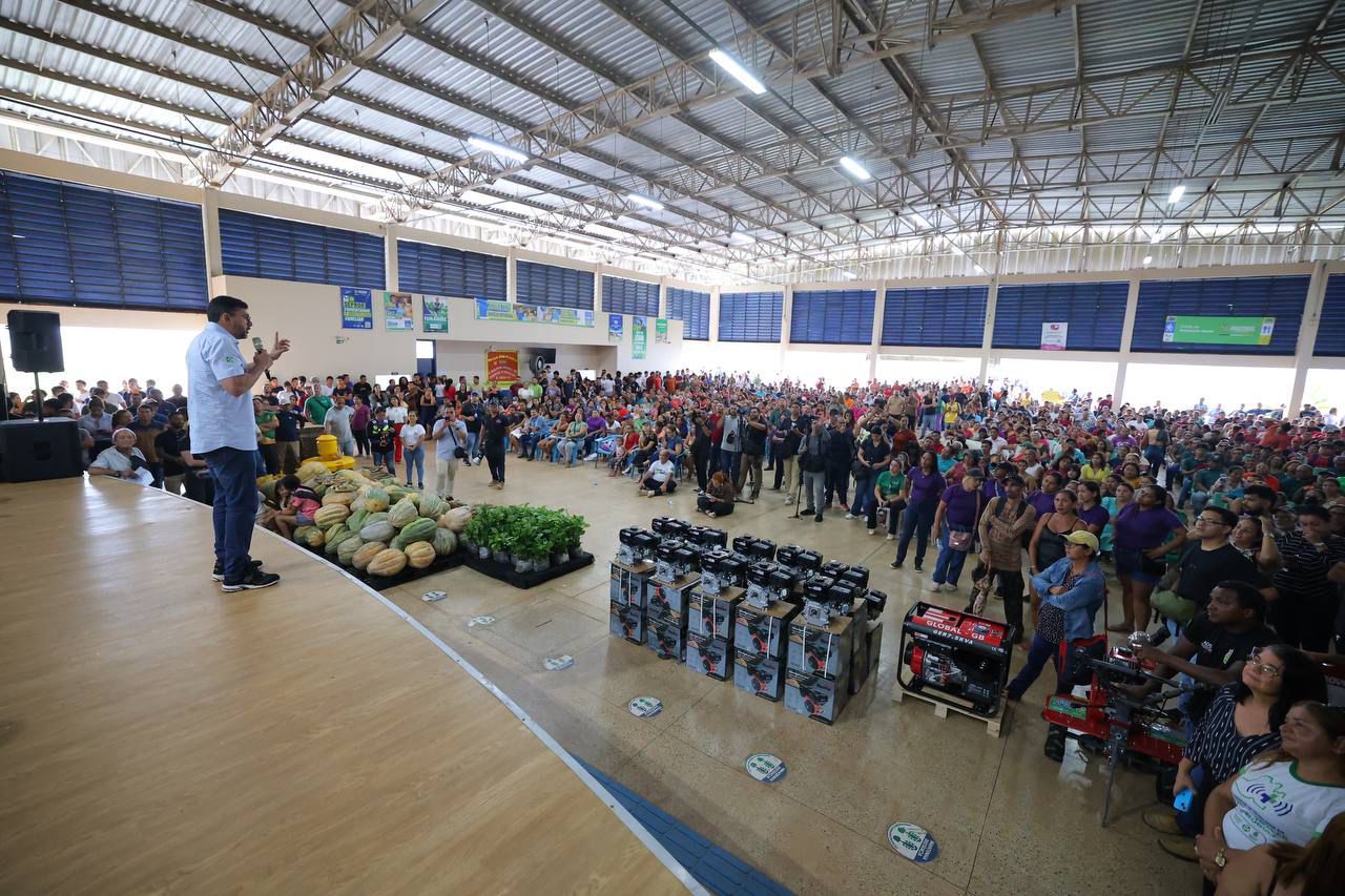 Governador Wilson Lima amplia ações sociais, inaugura fábrica de gelo e fortalece setor primário no Careiro Castanho
