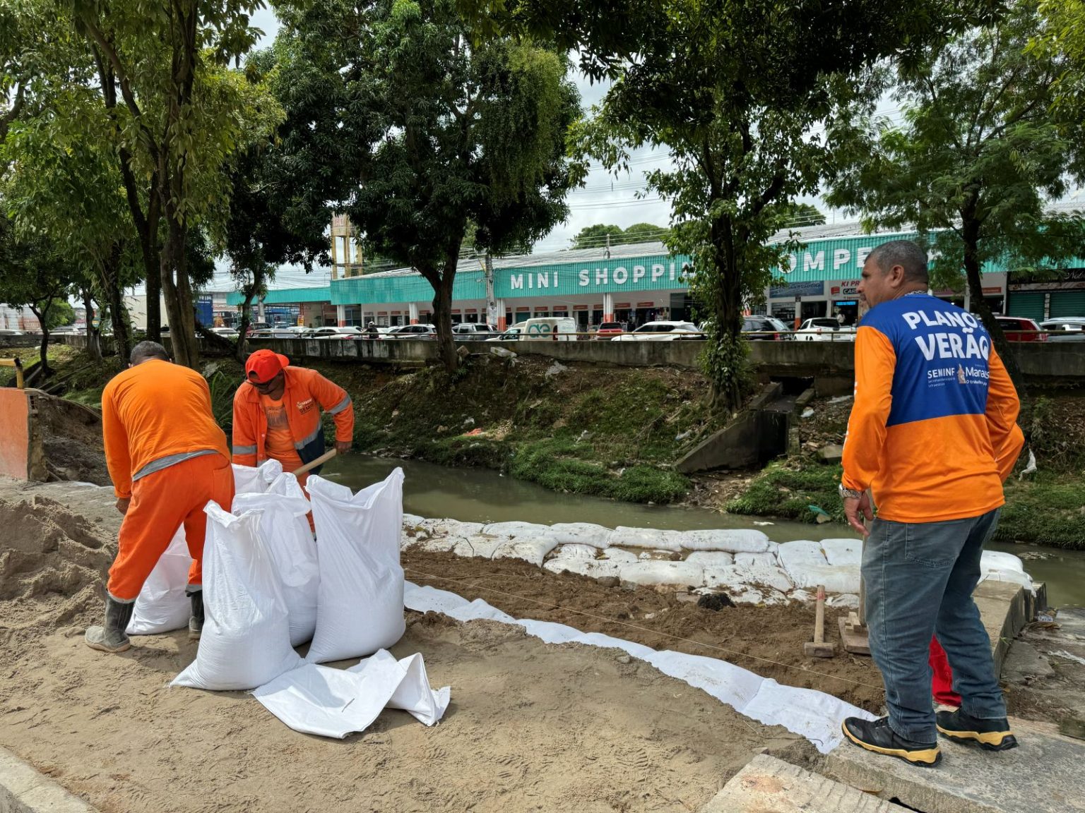 Obra emergencial da Prefeitura de Manaus entra em fase final e reforça drenagem profunda da avenida Brasil