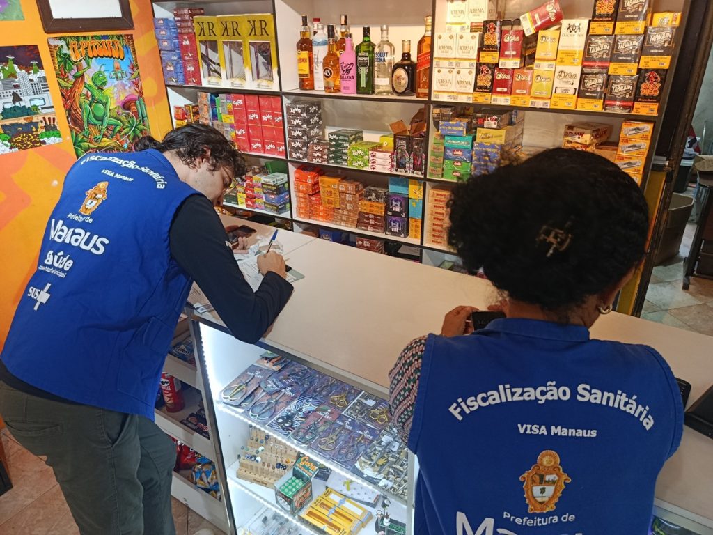 Operação em tabacarias apreende 15 kg de medicamentos irregulares e interdita loja em Manaus