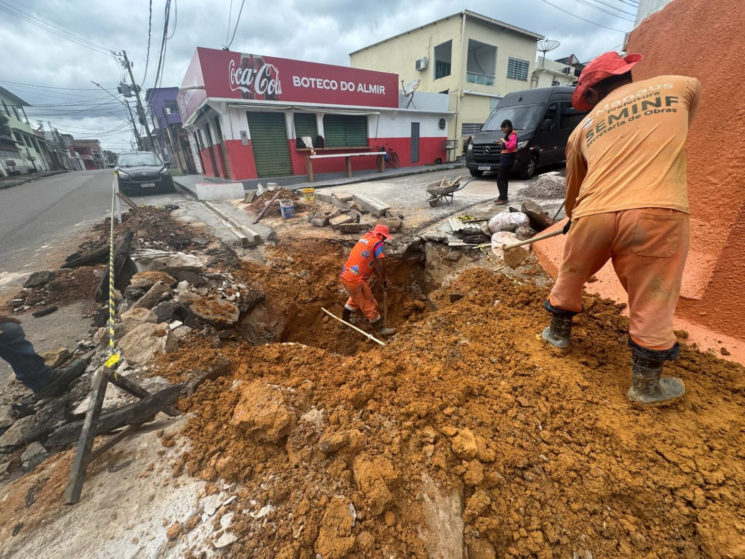 Prefeitura de Manaus realiza manutenção nos sistemas de escoamento de águas pluviais no bairro Santo Antônio