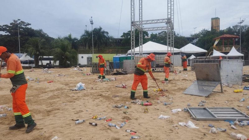 Prefeitura de Manaus realiza operação de limpeza na praia da Ponta Negra
