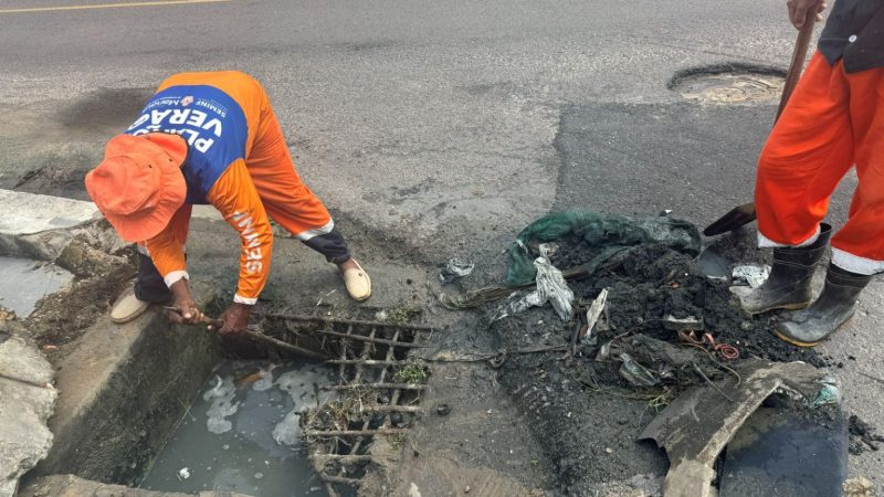 Prefeitura de Manaus reforça serviços de limpeza e desobstrução de caixas coletoras no bairro Petropólis