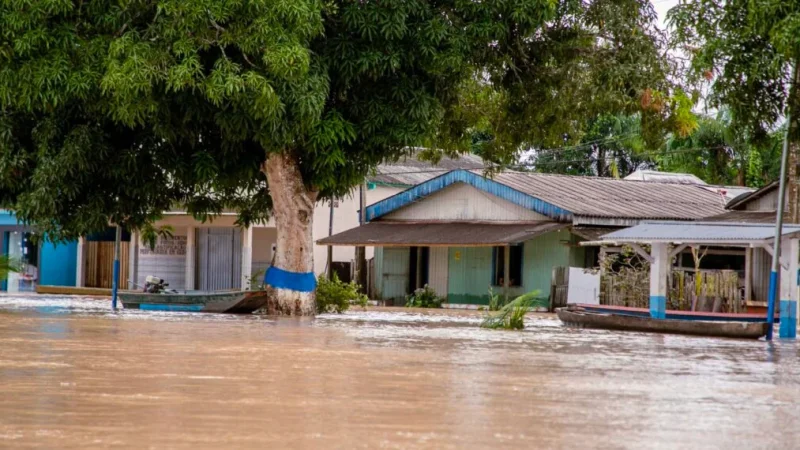 Cheia de rios amazônicos deixa 35 cidades em alerta e emergência