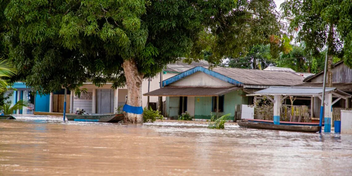 Cheia de rios amazônicos deixa 35 cidades em alerta e emergência
