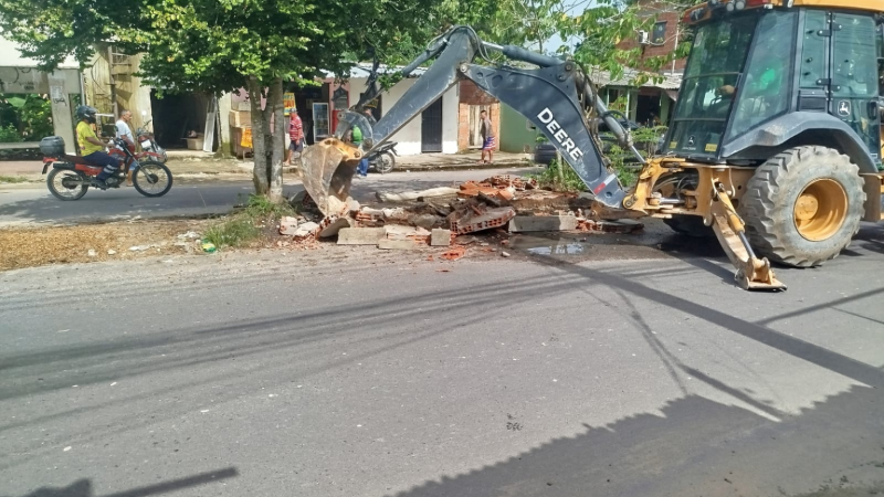 Prefeitura realiza duas demolições em áreas públicas na zona Norte de Manaus