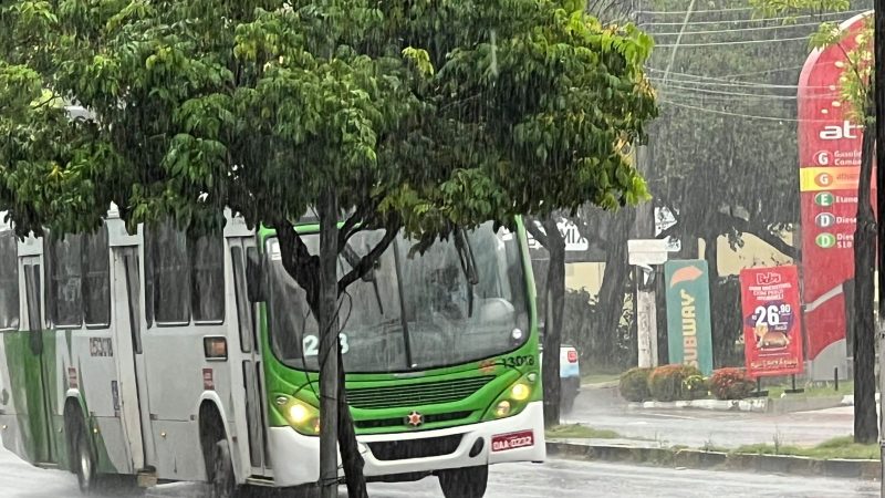 Manaus amanhece sob forte chuva e alerta para risco de deslizamentos