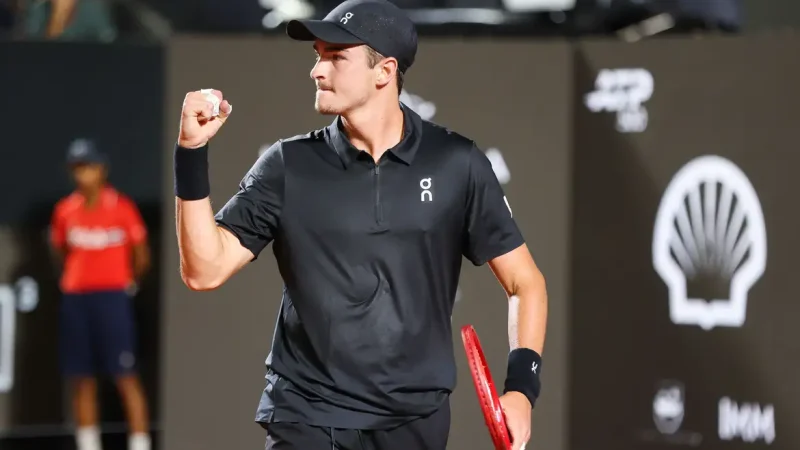 João Fonseca vence Thiago Monteiro em duelo brasileiro pelo Rio Open