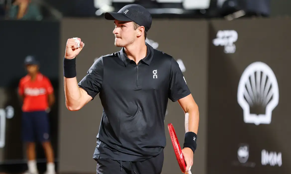 João Fonseca vence Thiago Monteiro em duelo brasileiro pelo Rio Open